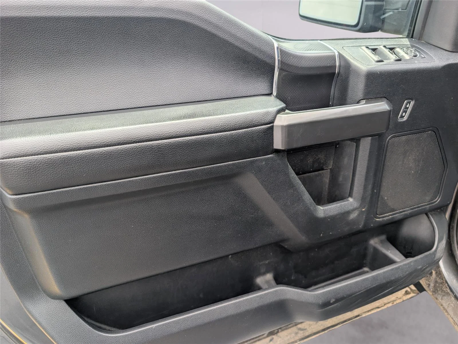 Used 2016 Magnetic Metallic Ford XLT image 18