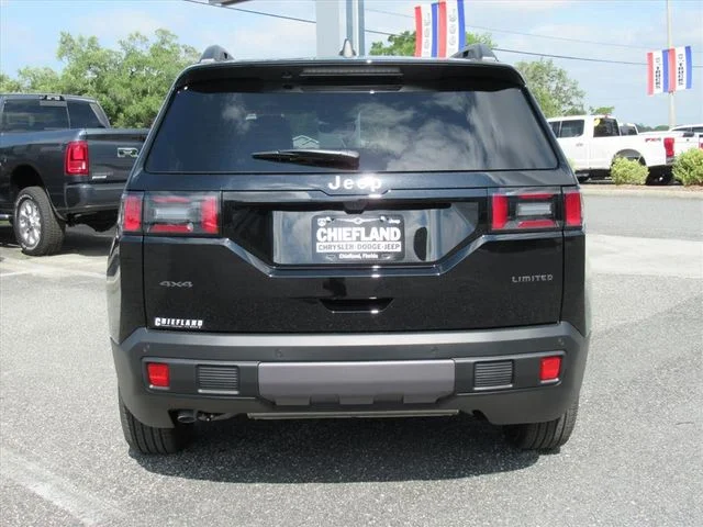 New 2026 Diamond Black Crystal Pearl-Coat Exterior Paint Jeep Limited image 6