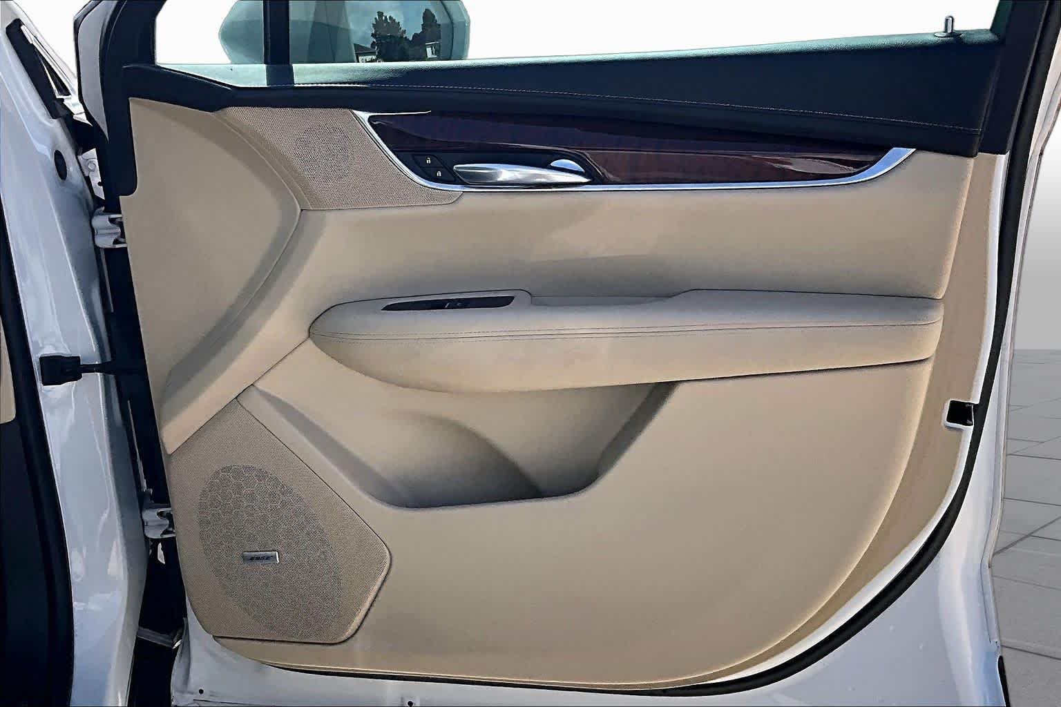 Used 2017 Crystal White Tricoat Cadillac Luxury FWD image 21