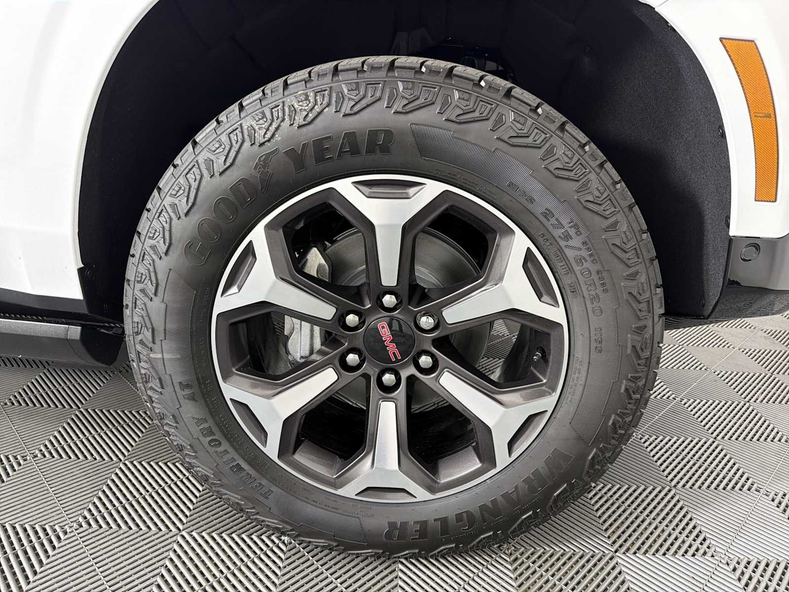2026 GMC Yukon AT4 Ultimate - Photo 12