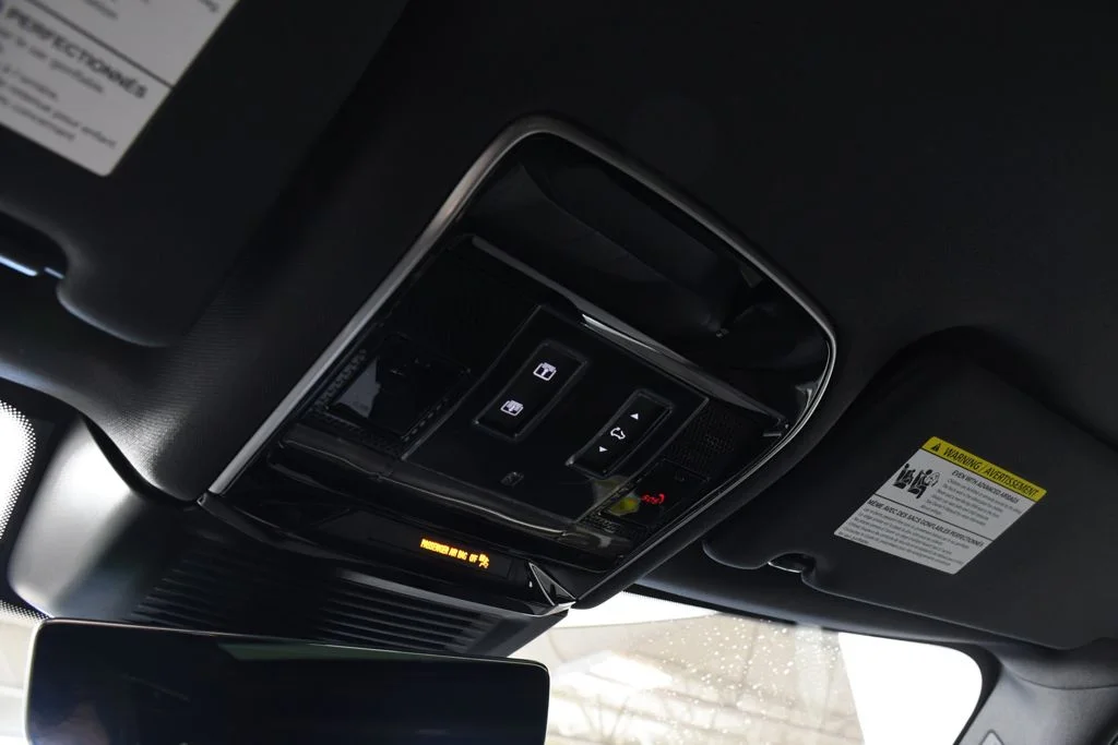 New 2026 Fuji White Land Rover SE image 32