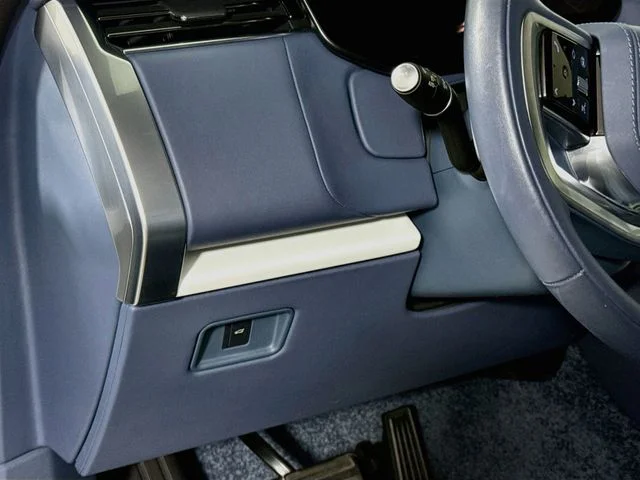 Certified Used 2025 White Land Rover SV image 10