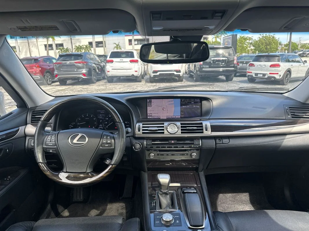 Used 2014  Lexus  image 26