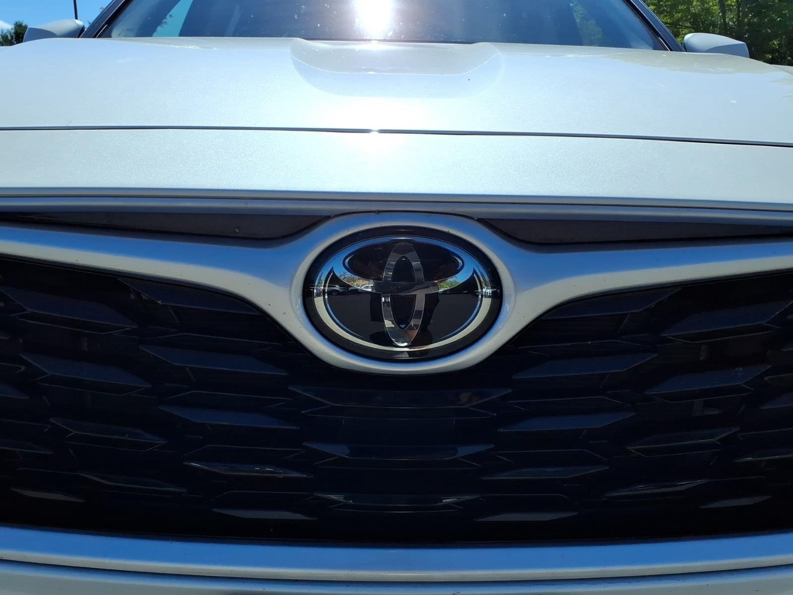 Used 2021 Blizzard Pearl Toyota XLE image 12