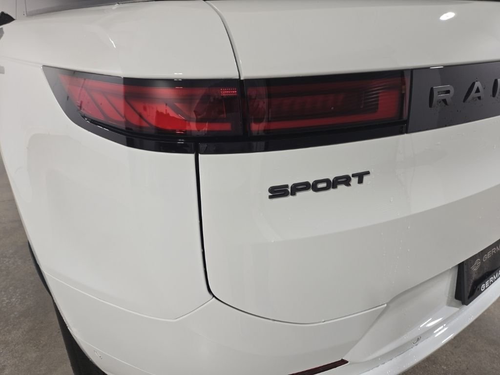 Used 2025 Fuji White Land Rover Dynamic SE image 22