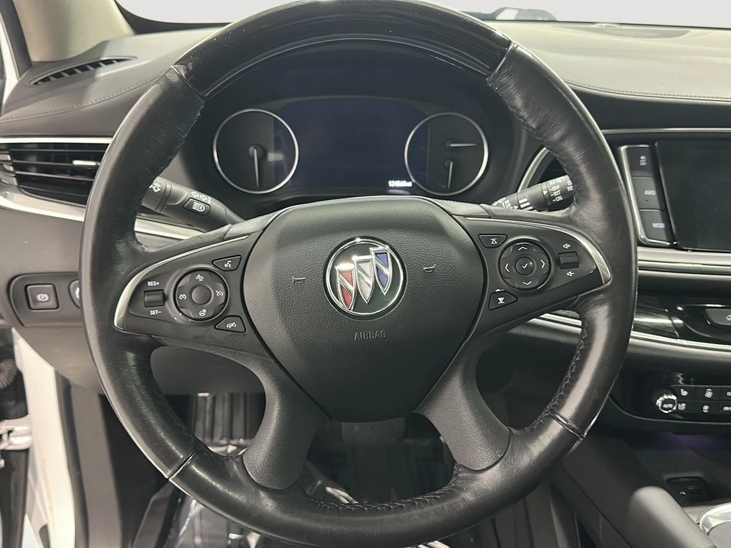 Used 2020 WHITE FROST TRICOAT Buick Avenir image 9