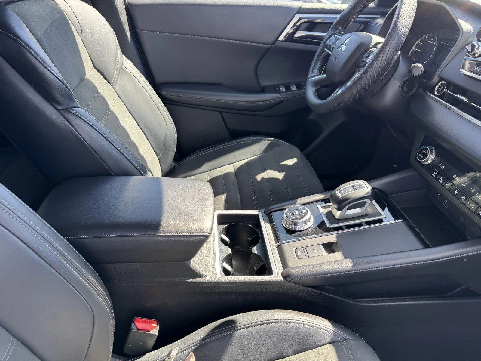 Used 2024  Mitsubishi SE image 8