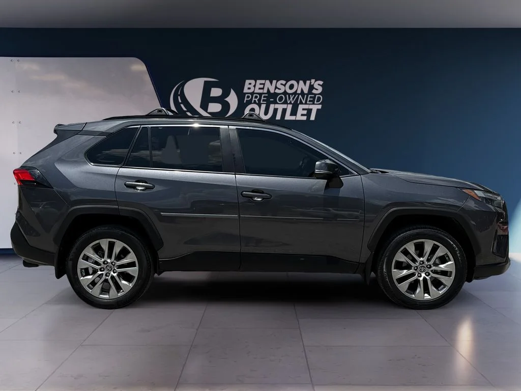 Used 2025 Gray Toyota XLE Premium image 6