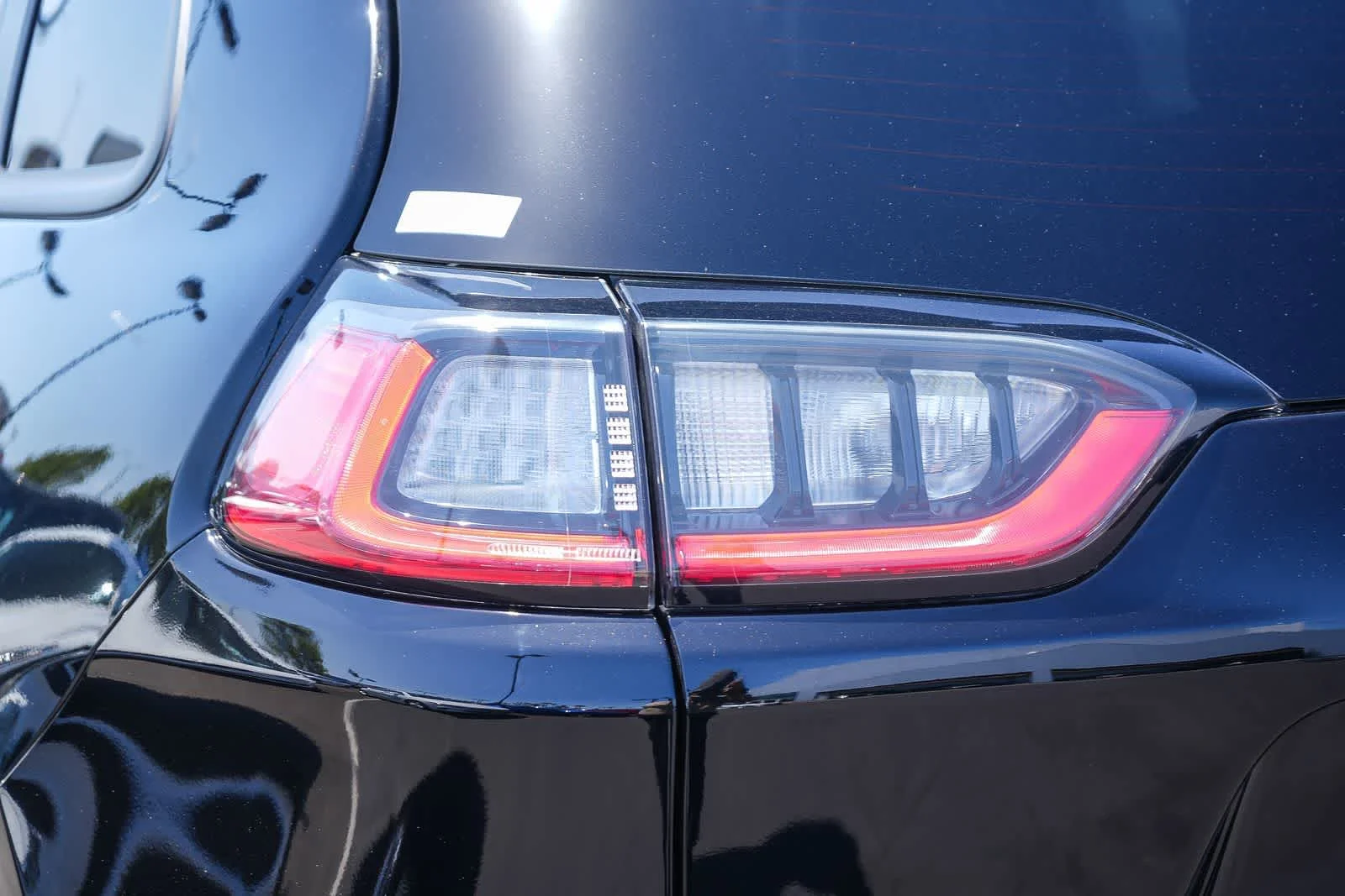 Used 2021 Diamond Black Crystal Pearlcoat Jeep Altitude image 9