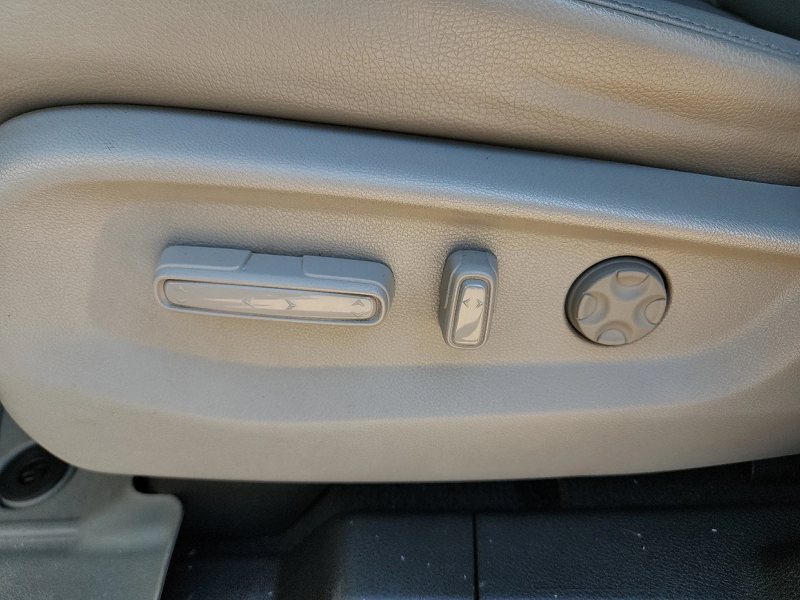 Used 2018 Lunar Silver Metallic Honda Touring image 15