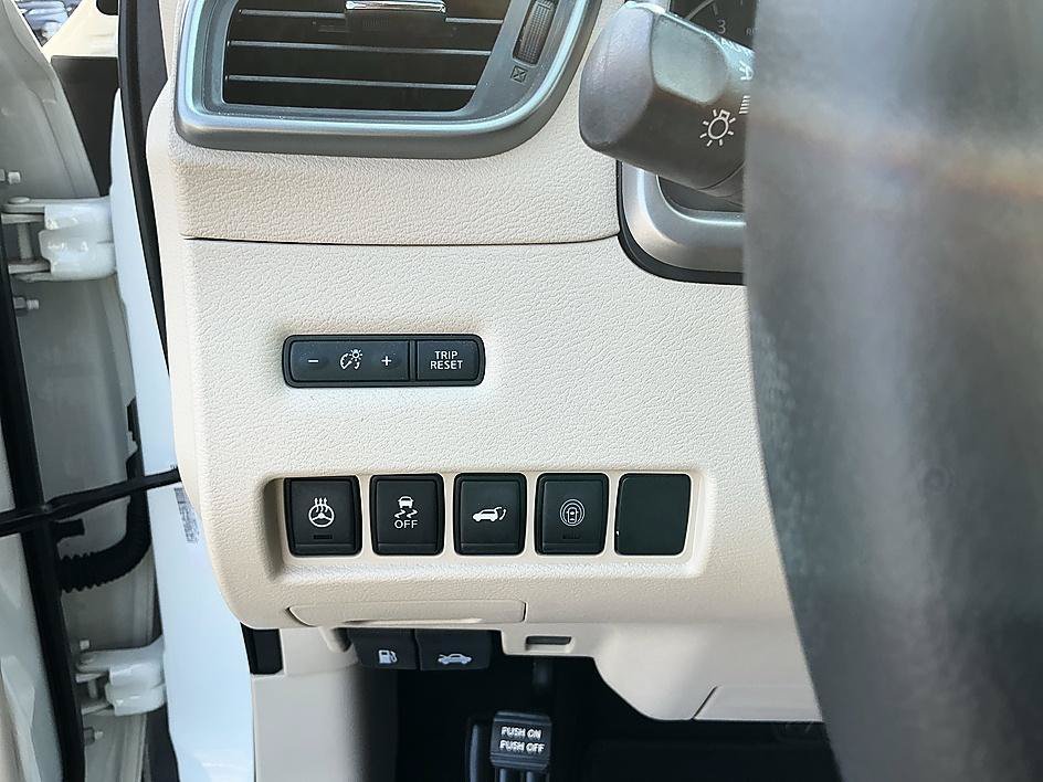 Used 2019 Pearl White Tricoat Nissan Platinum image 13