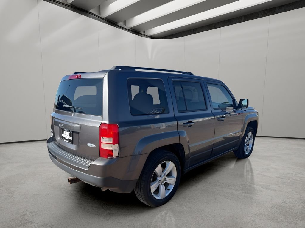 Used 2015 Granite Crystal Metallic Clearcoat Jeep Latitude image 5