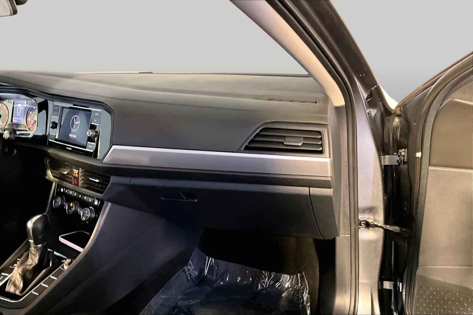Used 2019 Platinum Gray Metallic Volkswagen SE image 19