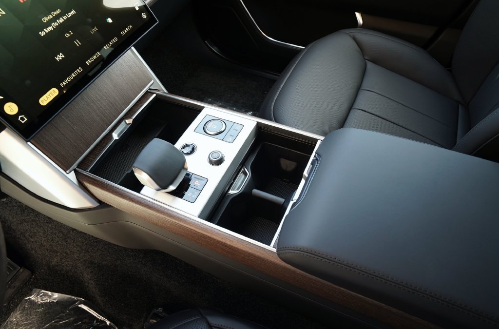 New 2027 Santorini Black Land Rover SE image 32