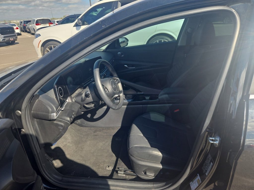 Used 2023 Black Hyundai Limited image 9