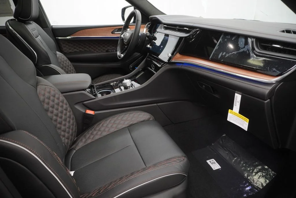 New 2026 Diamond Black Crystal Pearl-Coat Exterior Paint Jeep Summit image 35