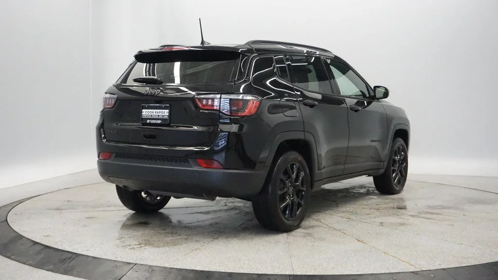 New 2026 Diamond Black Crystal Pearlcoat Jeep Latitude image 9