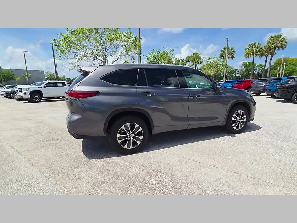 Used 2022 Magnetic Gray Metallic Toyota Hybrid XLE image 37