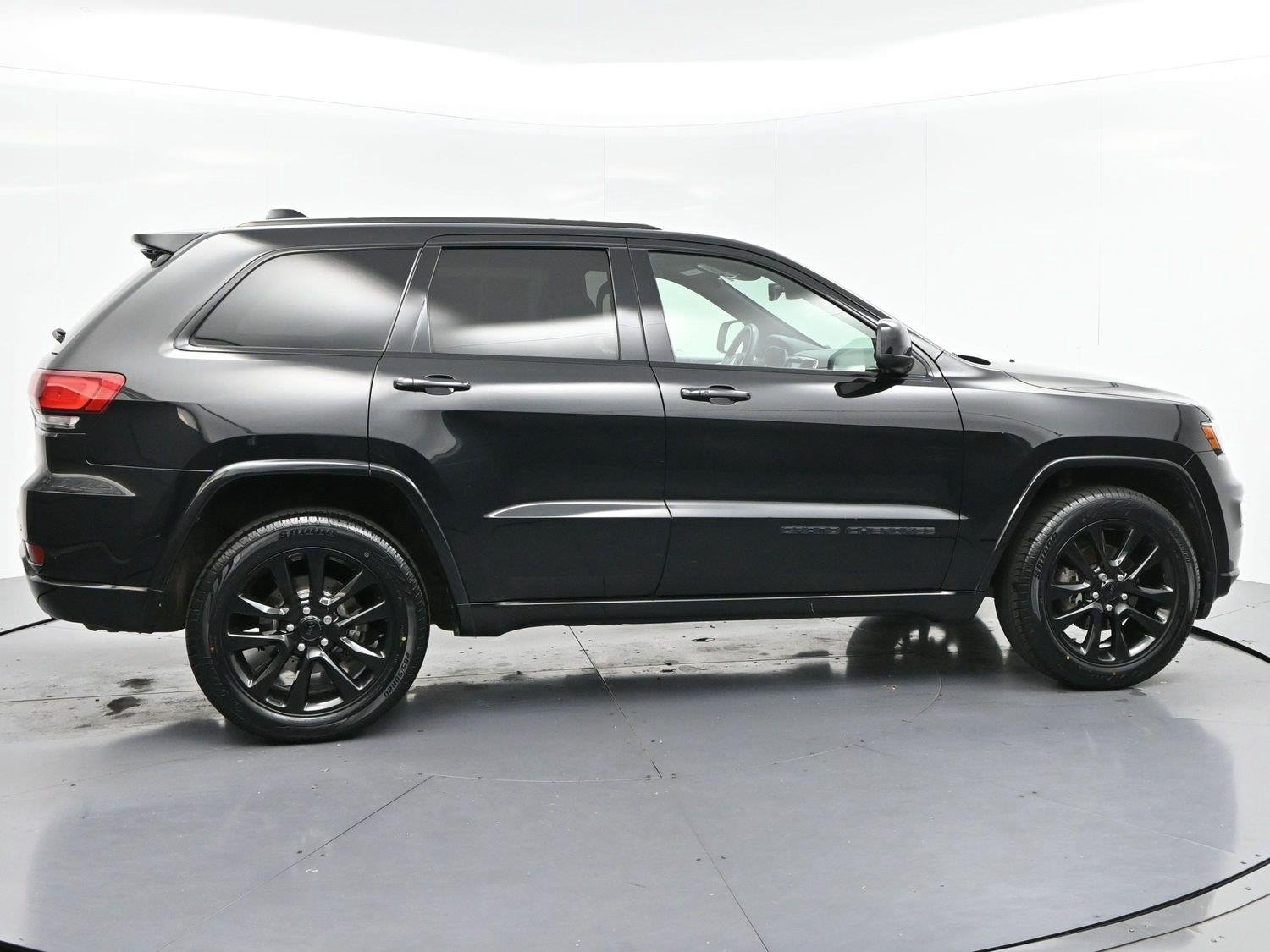 Used 2017 Diamond Black Crystal Pearlcoat Jeep Altitude image 8