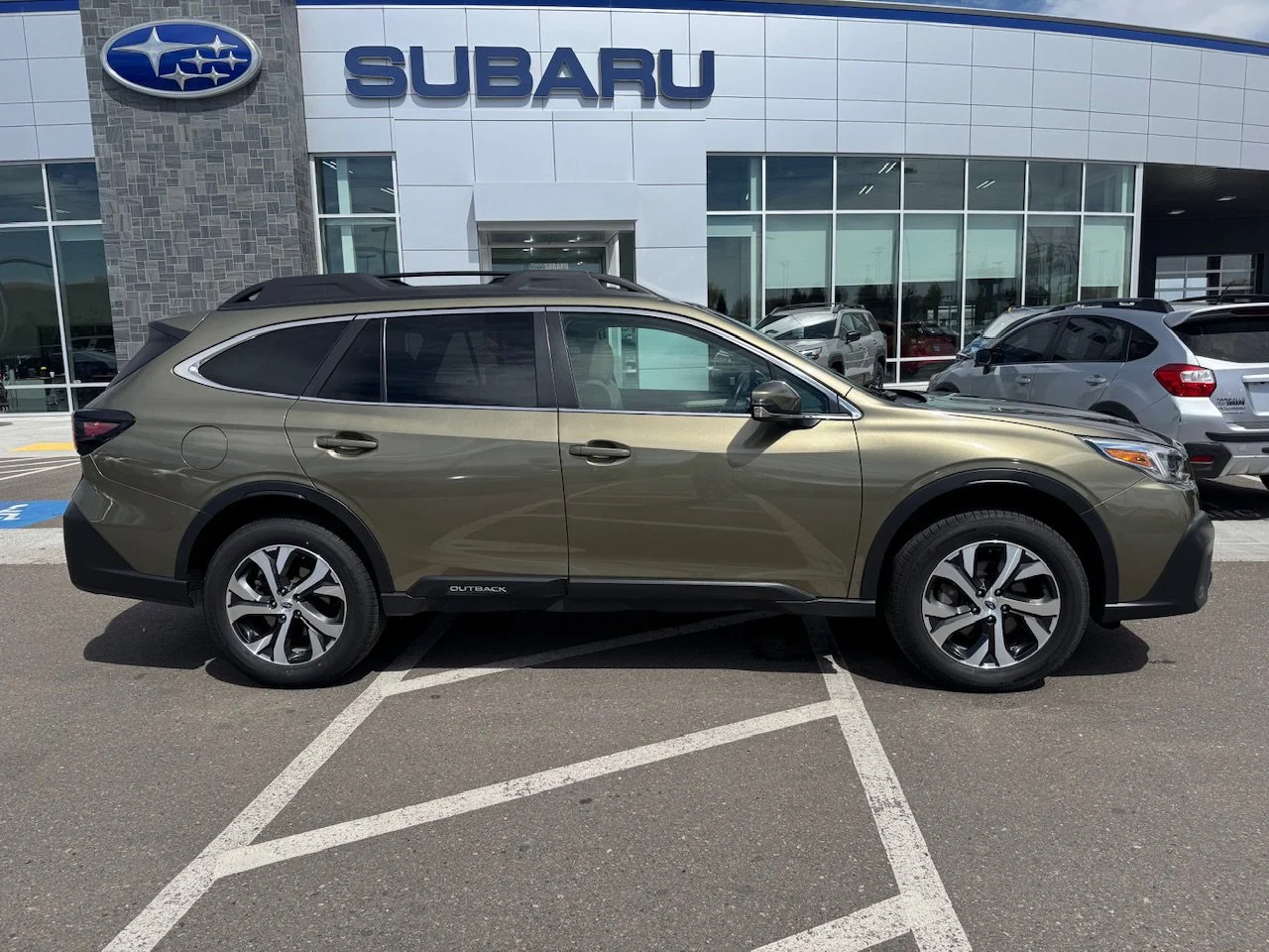 Used 2022 Autumn Green Metallic Subaru Limited image 8