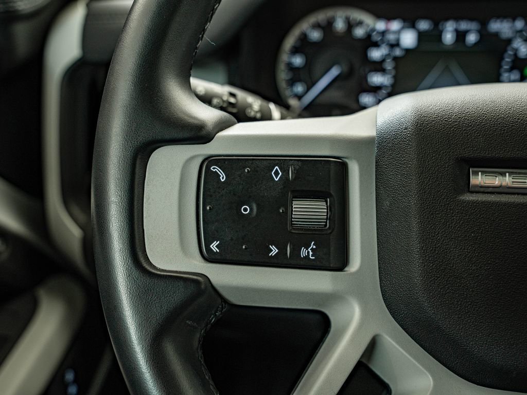 Used 2023 White Land Rover X-Dynamic SE image 19