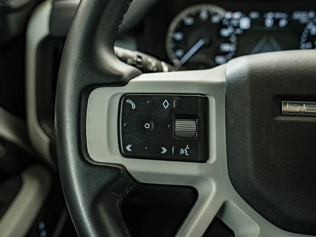 Used 2023 White Land Rover X-Dynamic SE image 19