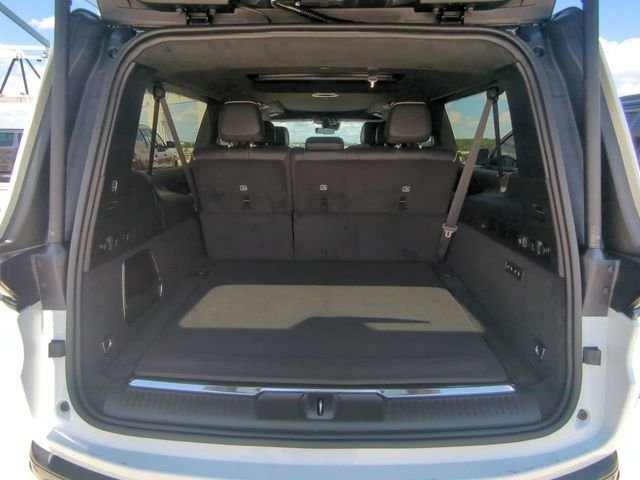New 2026 Bright White Clear-Coat Exterior Paint Jeep Summit Reserve image 14