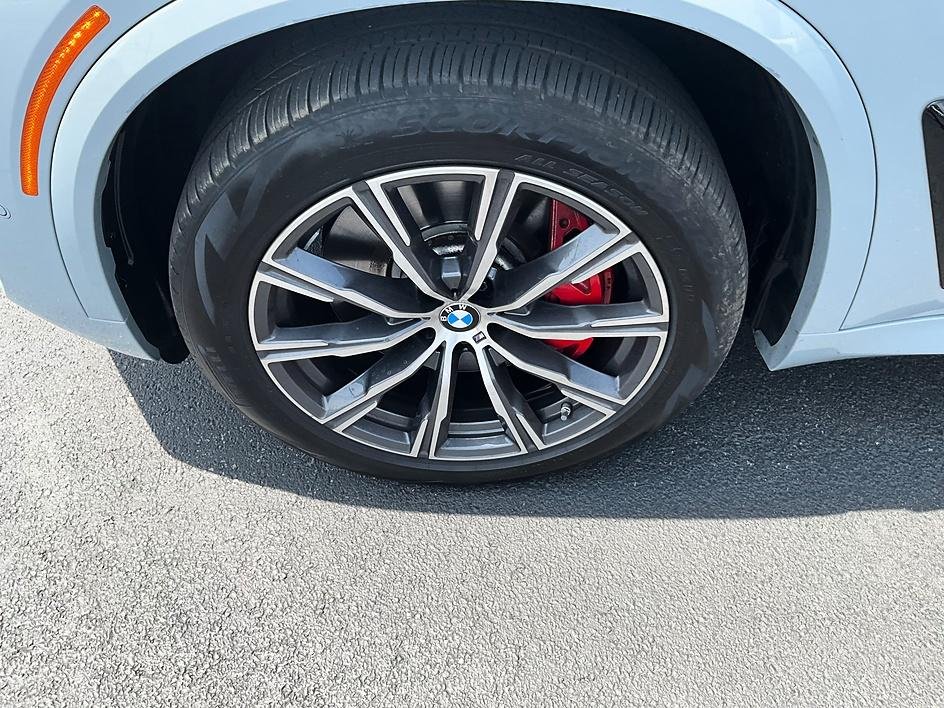 Used 2025 Gray BMW M60i image 11