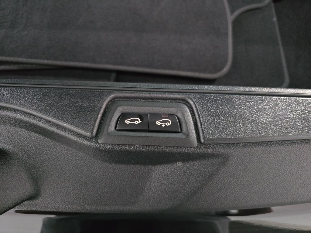 Used 2026 Black Sapphire Metallic BMW xDrive40i image 16