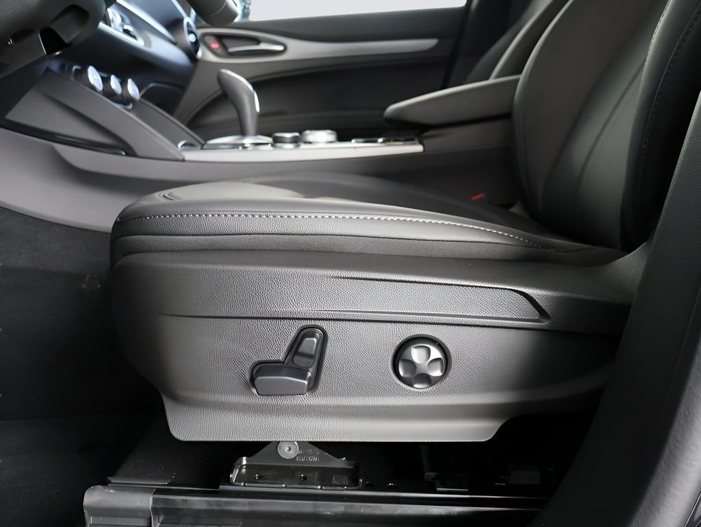 2025 Alfa Romeo Stelvio Base - Photo 37