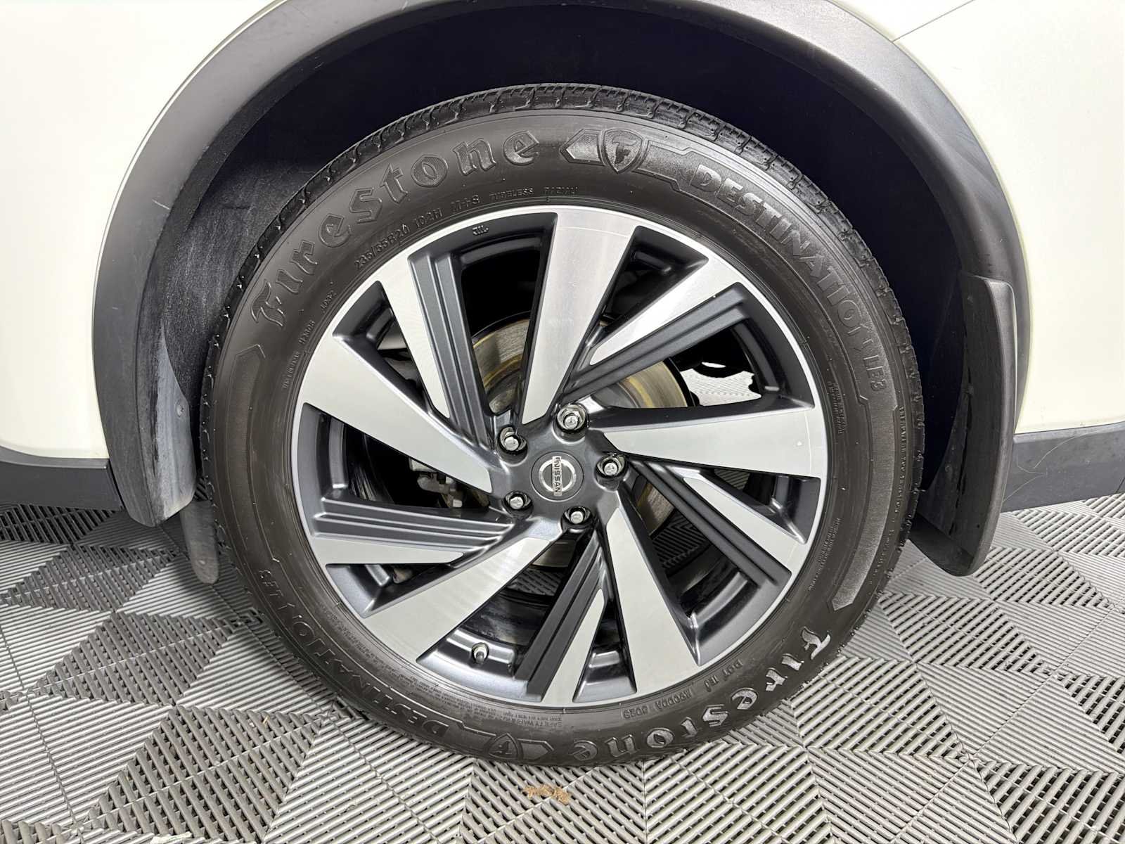 Used 2018 Pearl White Nissan Platinum image 17