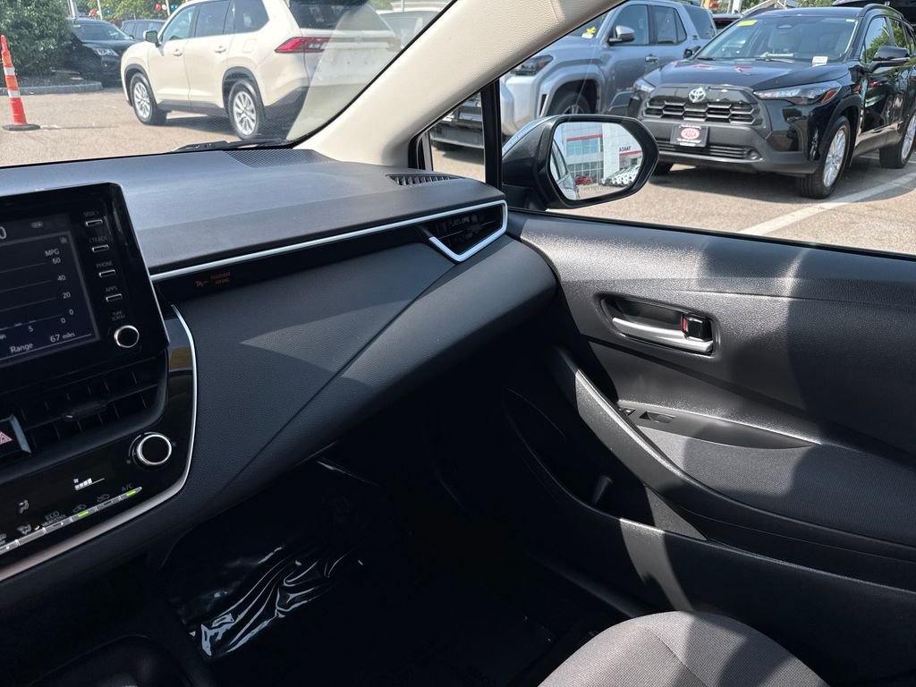 Used 2020  Toyota LE image 27