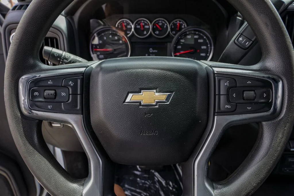 Used 2022 White Chevrolet Custom image 26