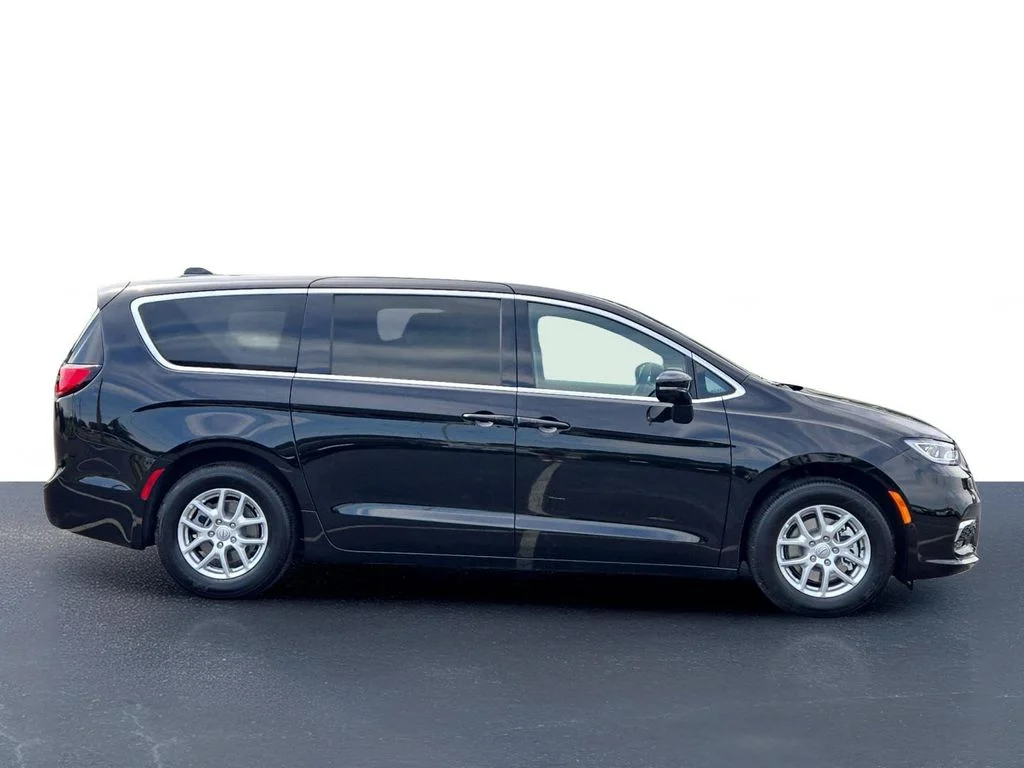 New 2026 Diamond Black Crystal Pearl-Coat Exterior Paint Chrysler Select image 4