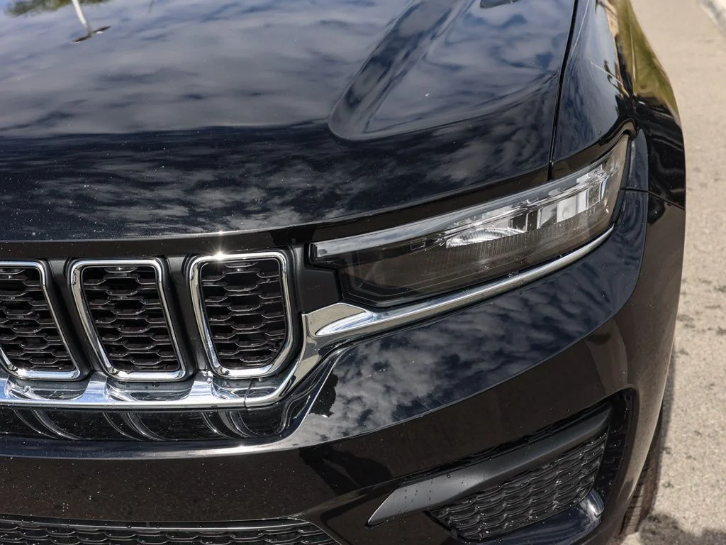 New 2026 Diamond Black Crystal Pearl-Coat Exterior Paint Jeep Laredo X image 9