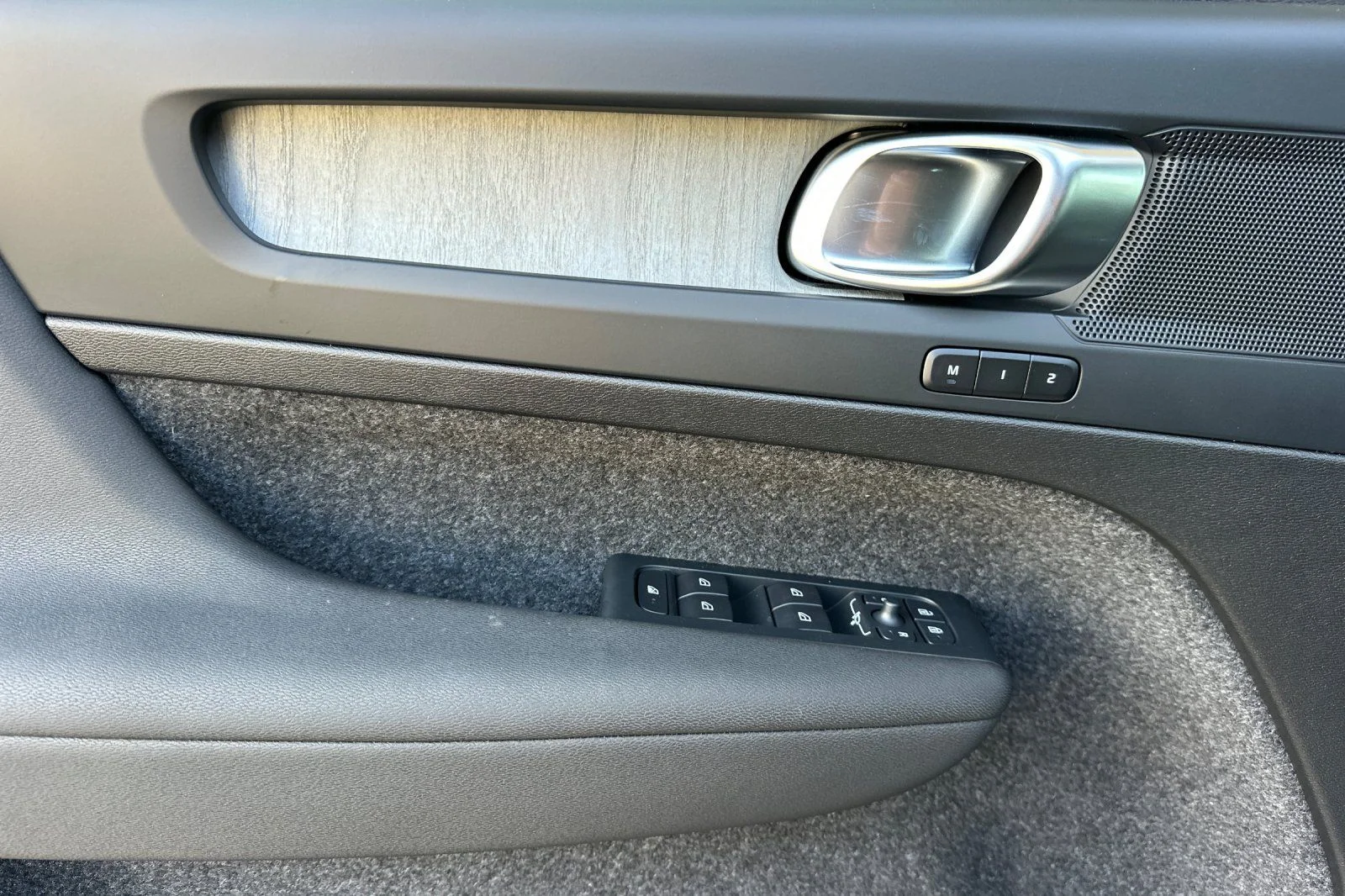 New 2026 Vapour Grey Volvo Plus image 10