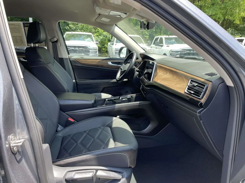 Used 2025  Volkswagen 2.0T SE w/Technology image 15