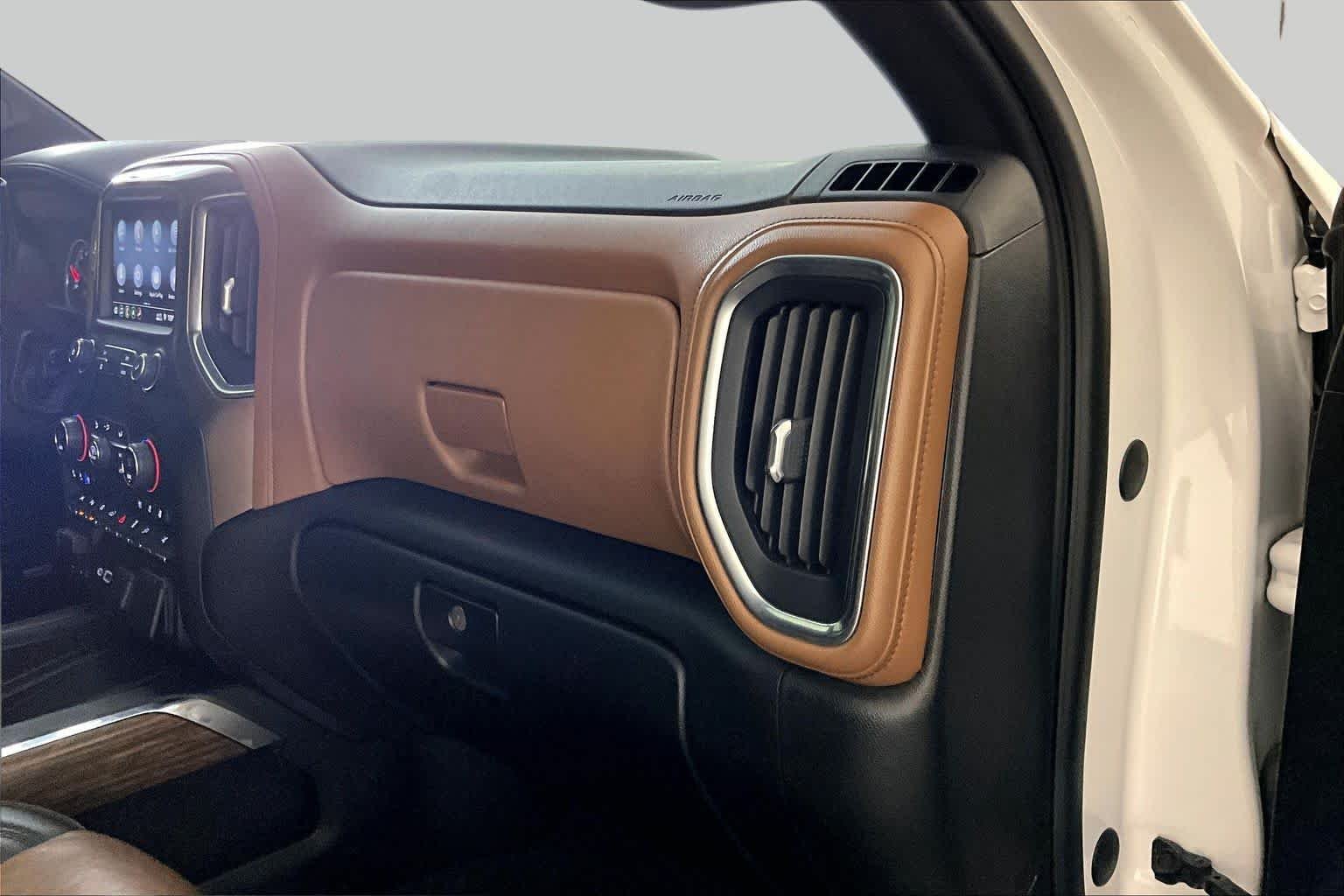 Used 2019 Iridescent Pearl Tricoat Chevrolet High Country image 18