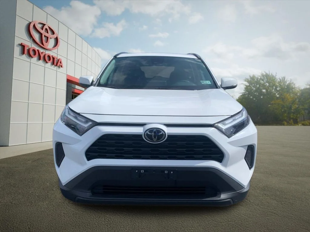 Used 2025 White Toyota XLE image 8