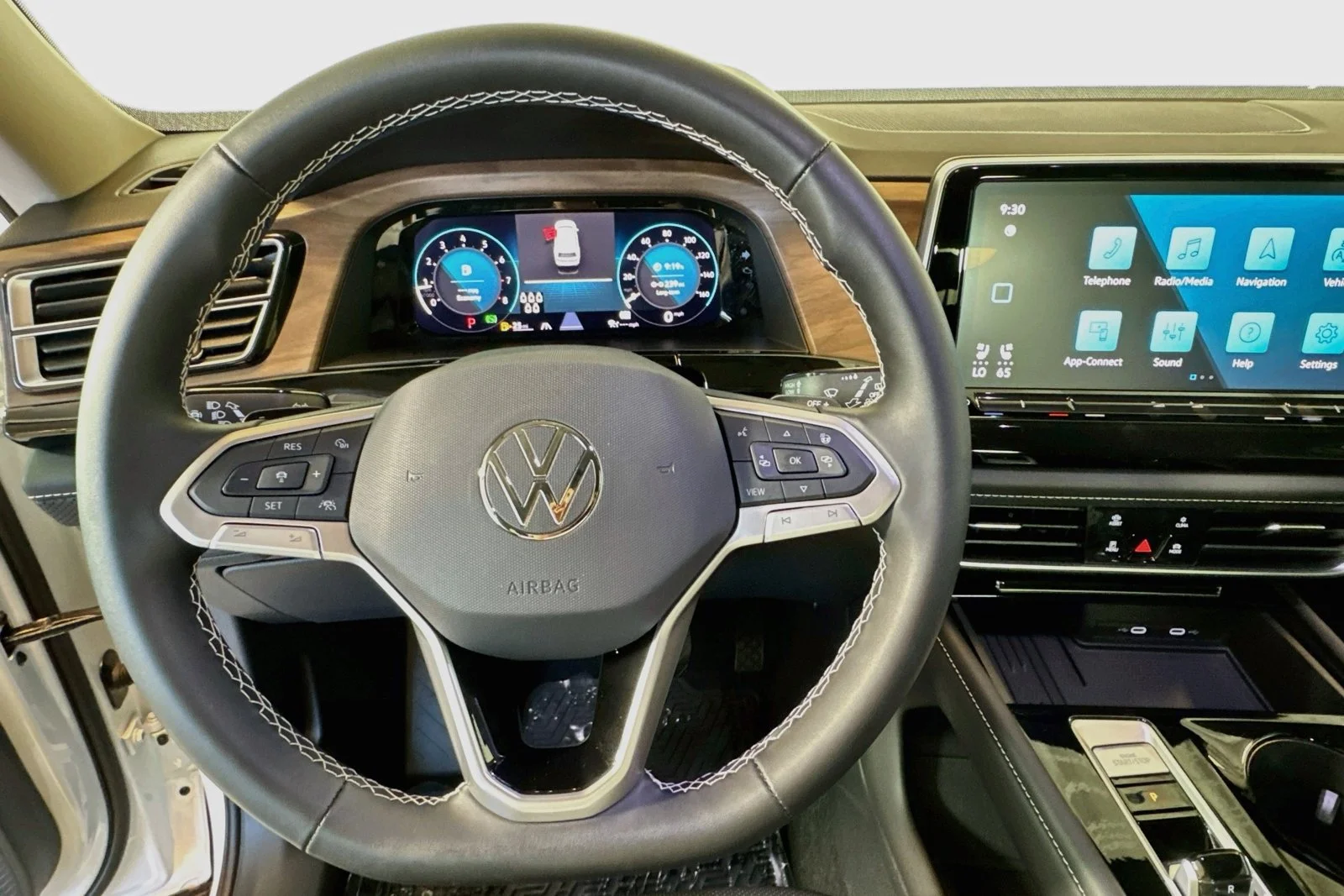 Used 2025 Pure White Volkswagen 2.0T SE w/Technology image 11