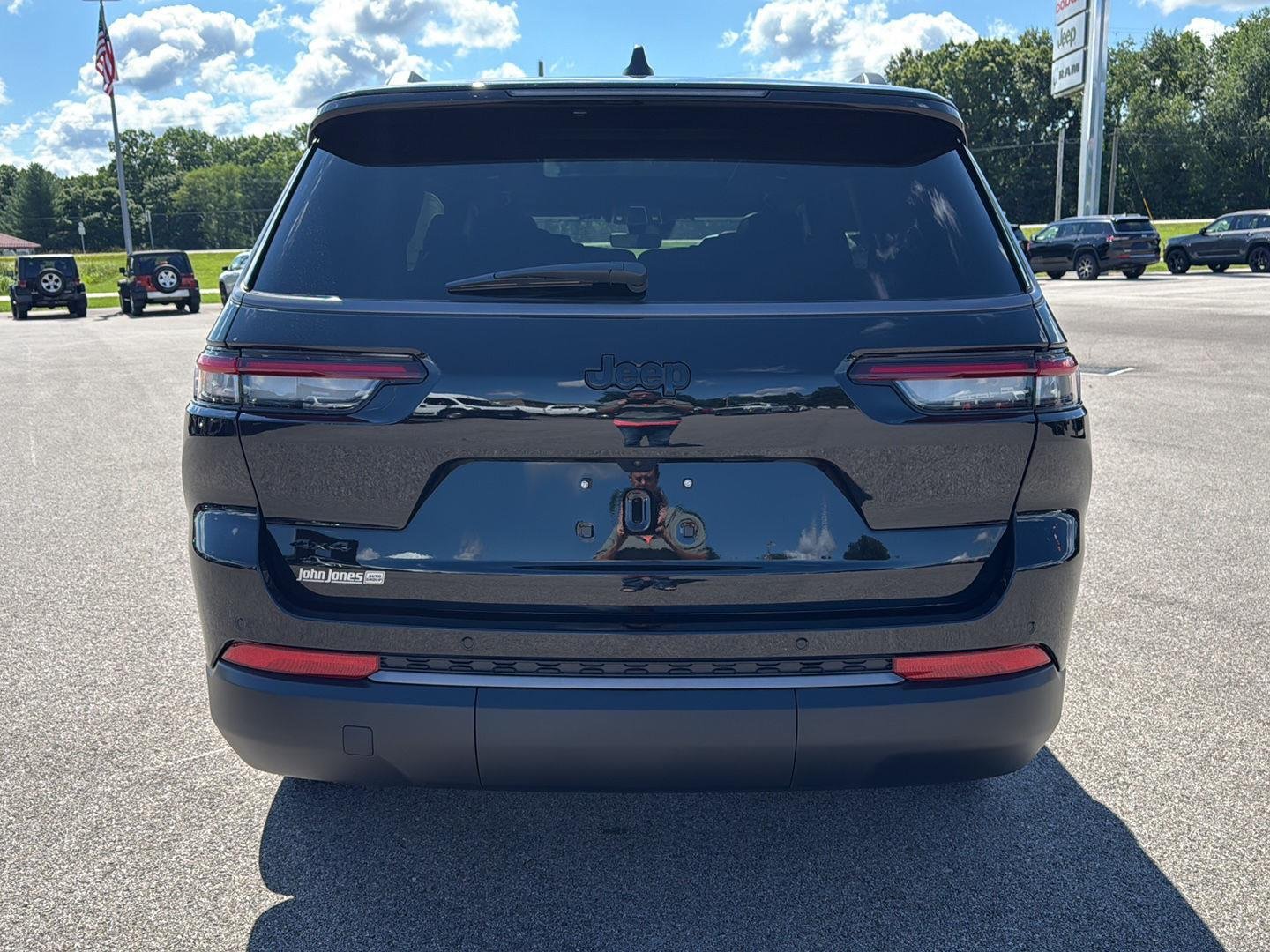 New 2026 Diamond Black Crystal Pearl-Coat Exterior Paint Jeep Limited image 17