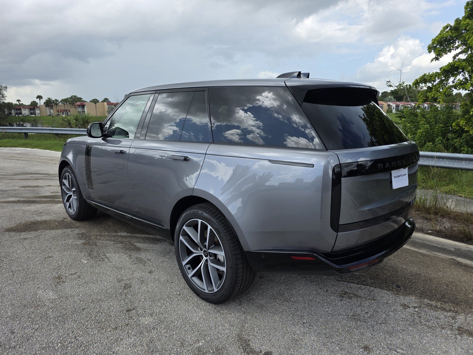 New 2027 Eiger Grey Land Rover P400 SE image 2