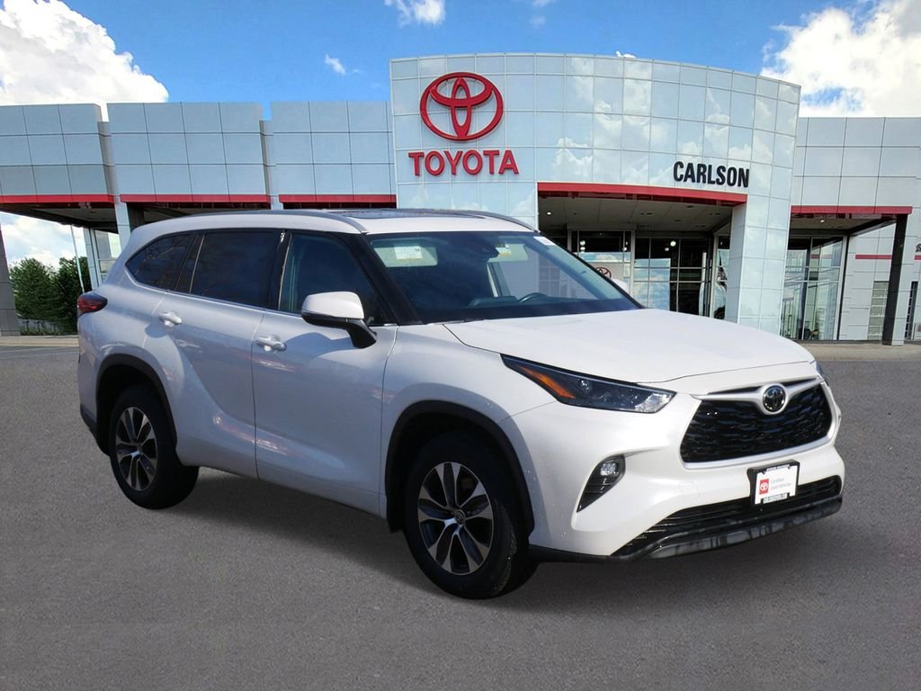 Used 2022 Toyota Highlander XLE with VIN 5TDGZRBH3NS244970 for sale in Minneapolis, Minnesota