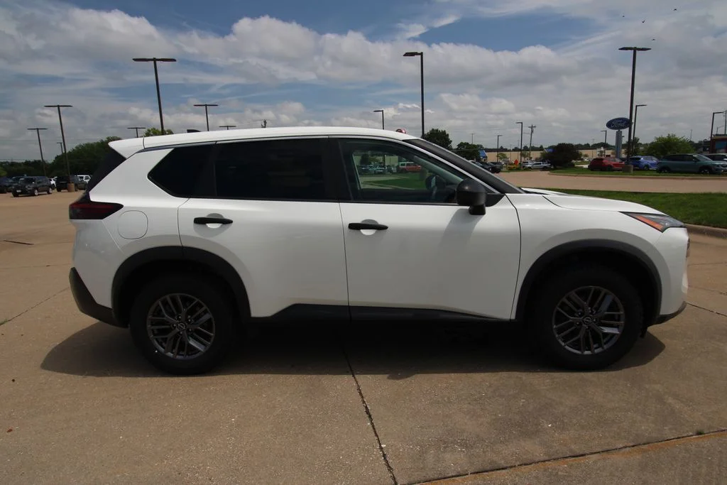 Used 2023 White Nissan S image 4