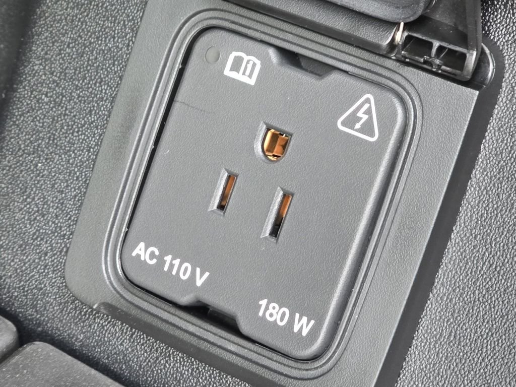New 2026 Fuji White Land Rover X-Dynamic se image 19