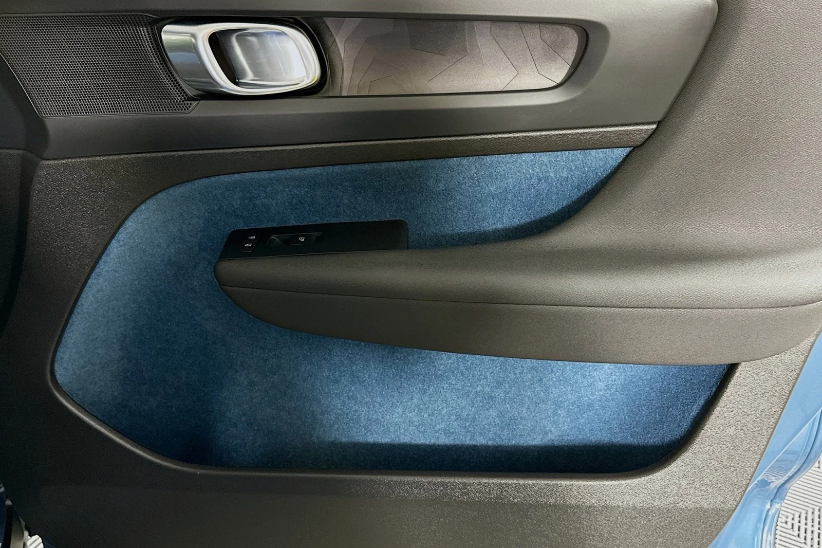 Used 2023 Fjord Blue Metallic Volvo Plus image 23