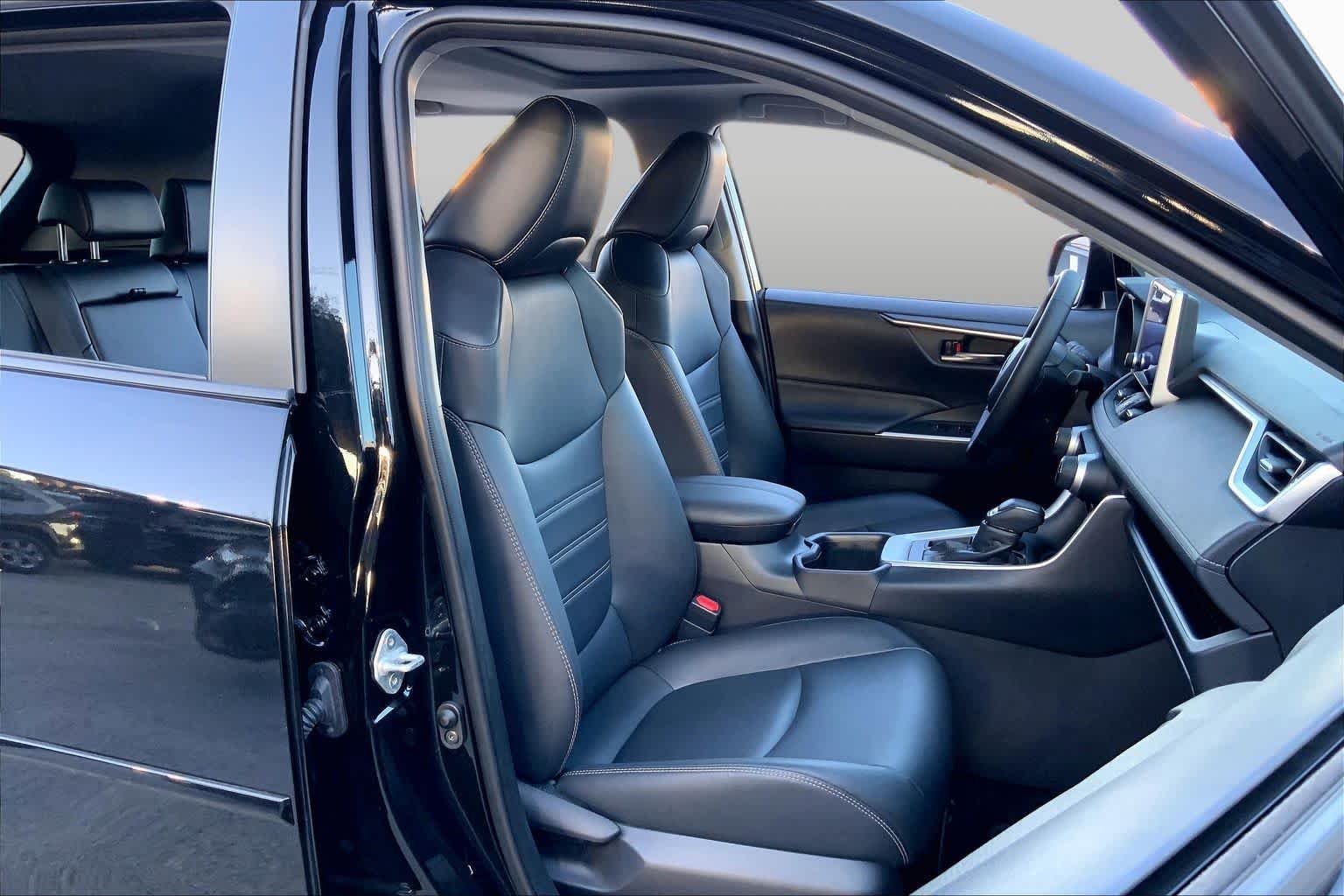 Used 2025 Midnight Black Metallic Toyota XLE Premium image 9