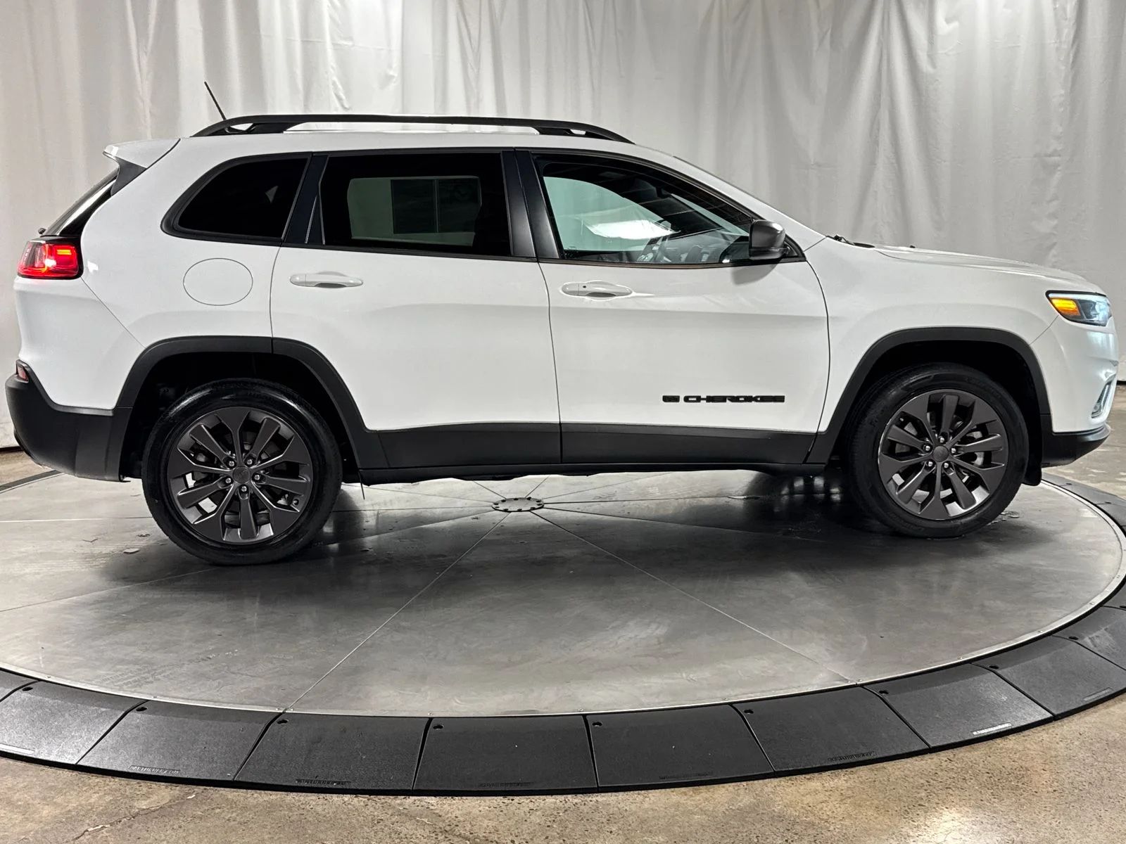 Used 2021 Bright White Clearcoat Jeep Latitude Lux image 6