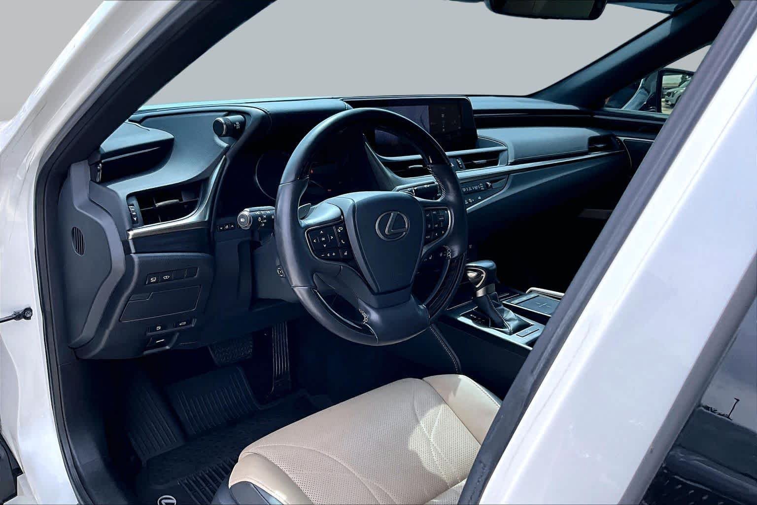 Used 2019 Eminent White Pearl Lexus Ultra Luxury image 16
