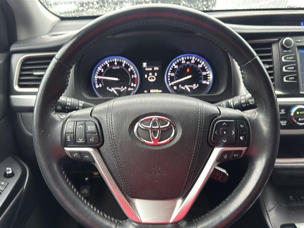 Used 2017  Toyota XLE image 17